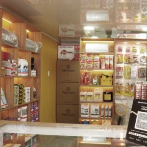 Transparencia y verificación 4 Interior del showroom de Plagas Center S.A.S. con productos para control de plagas en bogota